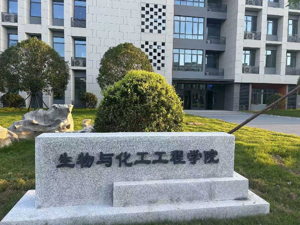 隆林各族自治县扬州职业大学体育场高杆灯项目